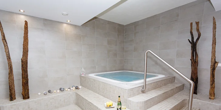 Dokonalý relax ve dvou či rozlučka se svobodou v privátním wellness: whirlpool i sauna až pro 10 osob