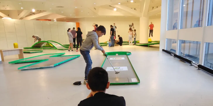 Krytý minigolf v centru Prahy vedený profíky: Celodenní vstup včetně půjčení holí