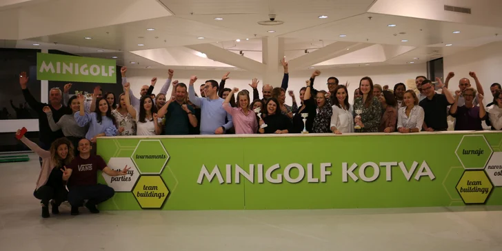 Krytý minigolf v centru Prahy vedený profíky: Celodenní vstup včetně půjčení holí