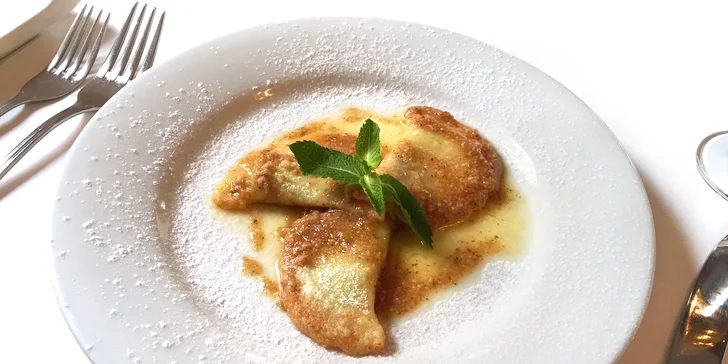 Tříchodové svatomartinské menu U Tří pštrosů pro 2: kachní prsíčka, husí stehno i dezert