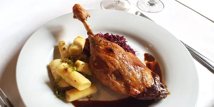 Tříchodové svatomartinské menu U Tří pštrosů pro 2: kachní prsíčka, husí stehno i dezert