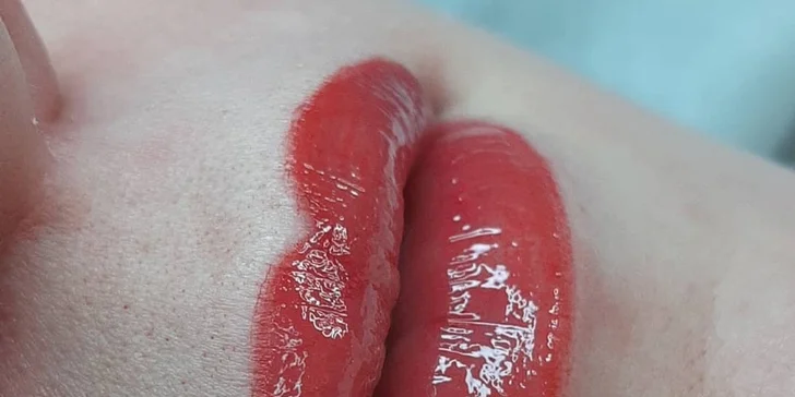 Permanentní make-up: vláskování obočí nebo make-up rtů metodou sensual lips