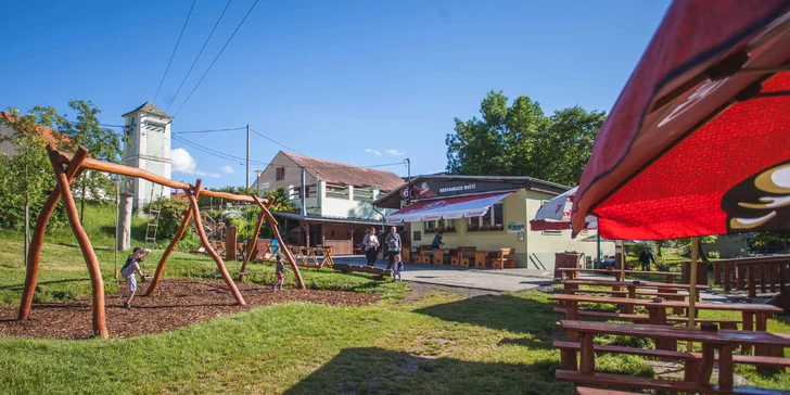 Tříchodové menu pro dva u řeky Mže: tatarák z lilku, čerstvý losos na grilu i voňavá jablíčka se zmrzlinou