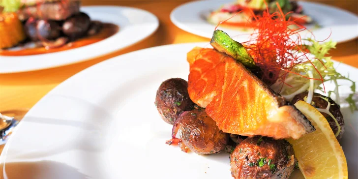 Kavkazské 3chodové menu: hovězí steak či grilovaný losos