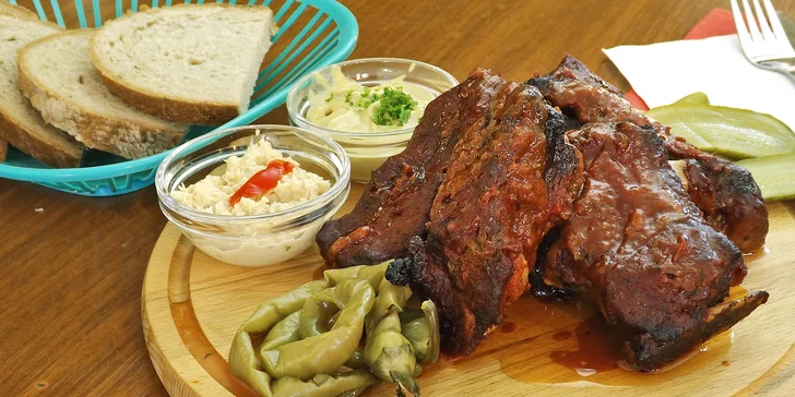 400 g marinovaných vepřových žeber, přílohy a nápoj podle výběru