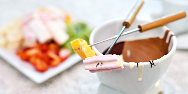 Sladká svačinka: čokoládové fondue s ovocem a marshmallow pro 2 osoby