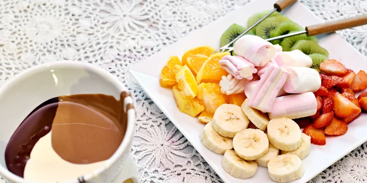 Sladká svačinka: čokoládové fondue s ovocem a marshmallow pro 2 osoby