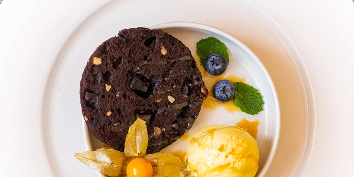 Romantika v privátním wellness a tříchodové menu i s láhví vína pro dva