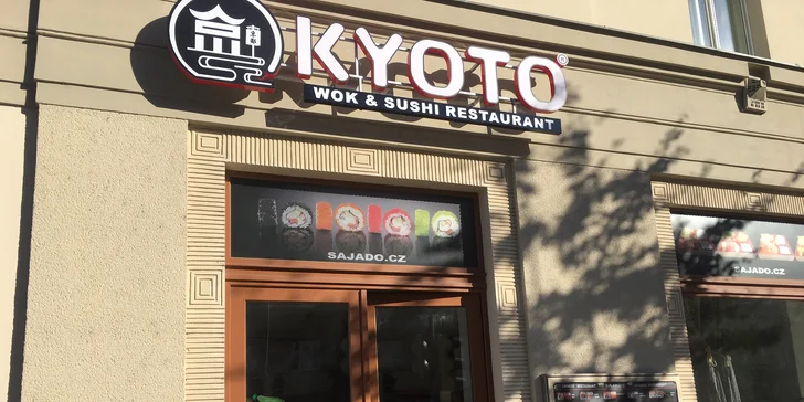 Sety s 24–72 ks sushi i s miso polévkami, wakame saláty nebo minizávitky