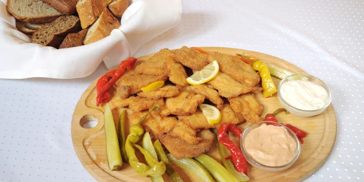 Hostina pro partu: 500 nebo 1 000 g kuřecích a vepřových řízků s přílohami