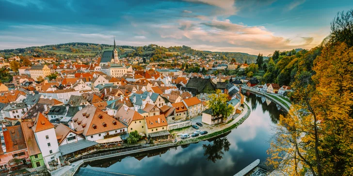 Pohodlnou procházkou od hotelu najdete dominantu kraje – Státní hrad a zámek Český Krumlov s otáčivým hledištěm, ale třeba i Wax muzeum nebo Muzeum útrpného práva.