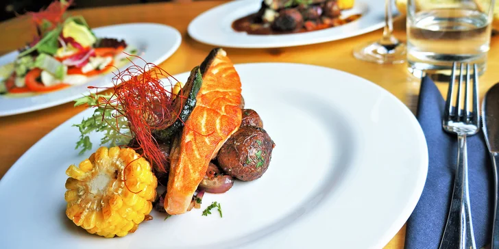 Kavkazské 3chodové menu: hovězí steak či grilovaný losos