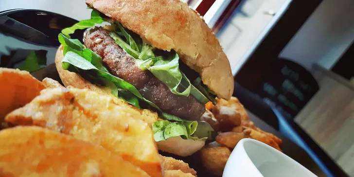 Indický vegetariánský nebo kuřecí burger a hranolky pro 1 i 2 osoby