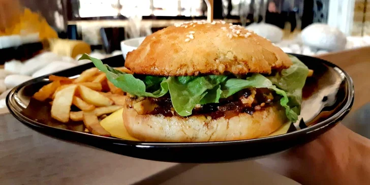 Indický vegetariánský nebo kuřecí burger a hranolky pro 1 i 2 osoby