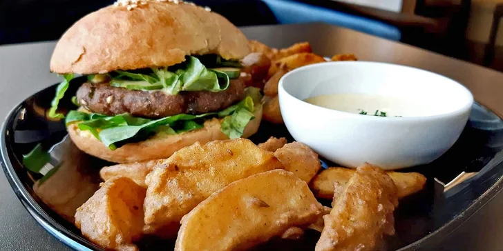 Indický vegetariánský nebo kuřecí burger a hranolky pro 1 i 2 osoby