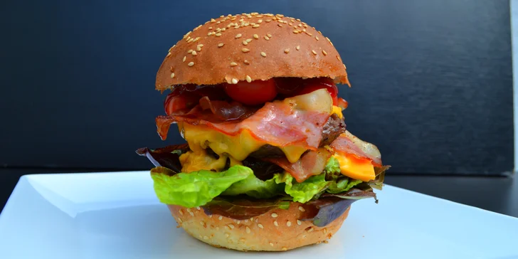 Pořádná nálož masa: T-Rex Burger a hranolky k tomu