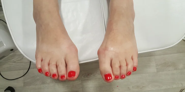 Profesionální mokrá pedikúra pro dámy i pány podle výběru