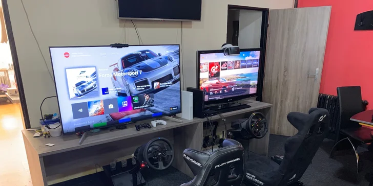 60 min. jízdy na promakaném simulátoru závodního auta i s možností virtuální reality