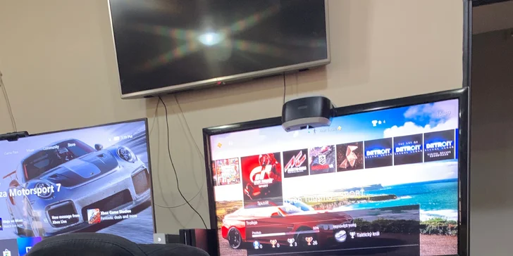 60 min. jízdy na promakaném simulátoru závodního auta i s možností virtuální reality