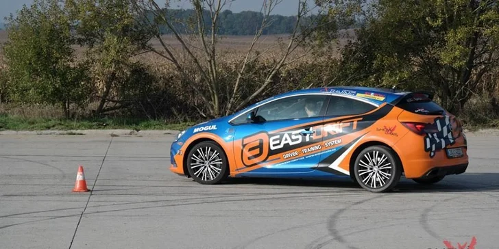 Revoluční škola smyku: Výklad teorie a jízda ve voze s technologií EasyDrift
