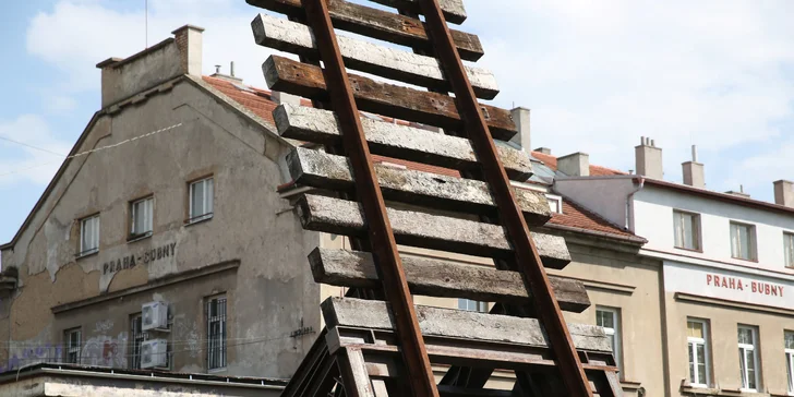 Skutečný příběh o statečnosti v ulicích Prahy: šifrovací hra Paměti národa až pro 5 hráčů