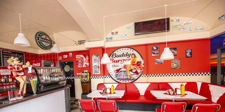 Rozvoz i osobní vyzvednutí: Hovězí burger s cibulovými kroužky, steakovými hranolky a dipem pro dva