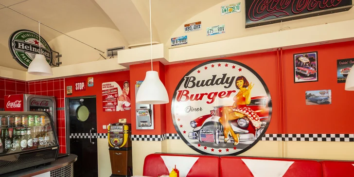 Rozvoz i osobní vyzvednutí: Hovězí burger s cibulovými kroužky, steakovými hranolky a dipem pro dva