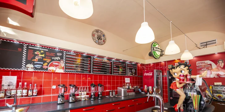 Rozvoz i osobní vyzvednutí: Hovězí burger s cibulovými kroužky, steakovými hranolky a dipem pro dva