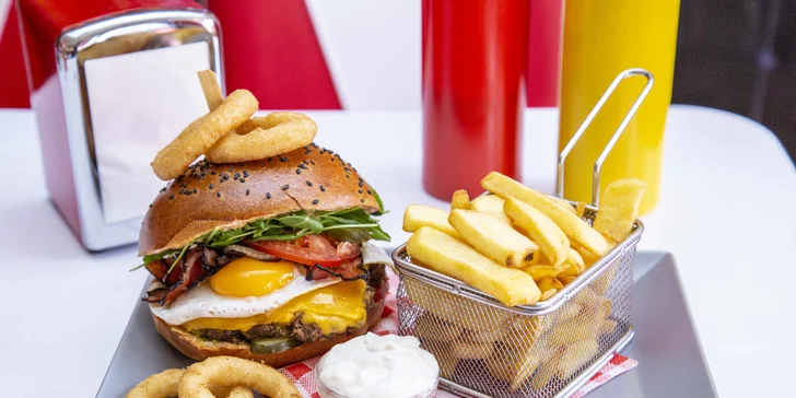 Rozvoz i osobní vyzvednutí: Hovězí burger s cibulovými kroužky, steakovými hranolky a dipem pro dva