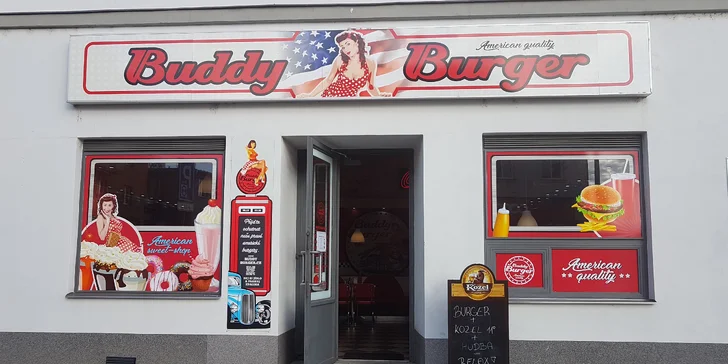 Rozvoz i osobní vyzvednutí: Hovězí burger s cibulovými kroužky, steakovými hranolky a dipem pro dva