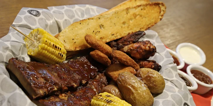 Hostina pro až 3 milovníky masa: Hovězí tatarák nebo masové plato