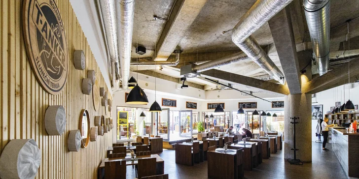 Hovězí burger, hranolky a pivo v restauraci T-Anker s výhledem na Prahu