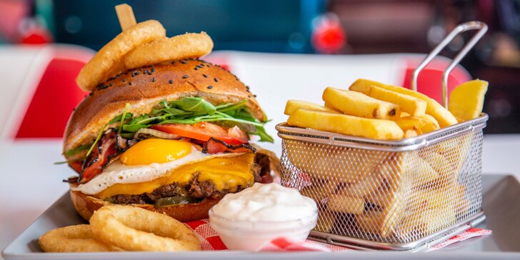 Rozvoz i osobní vyzvednutí: Hovězí burger s cibulovými kroužky, steakovými hranolky a dipem pro dva