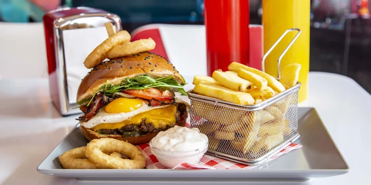 Rozvoz i osobní vyzvednutí: Hovězí burger s cibulovými kroužky, steakovými hranolky a dipem pro dva