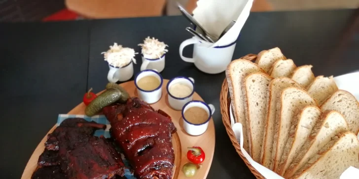 1 kg zauzeného vepřového kolena, 1,2 kg BBQ žeber a přílohy pro 3–4 osoby