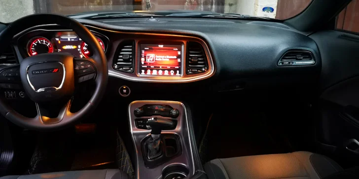 Mač amerických bestií: 20–60 min. v Chevroletu Camaro a Dodge Challenger