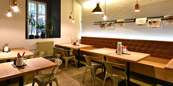 Maxi burger a slaninové hranolky na Kampě s krásným výhledem na Karlův most