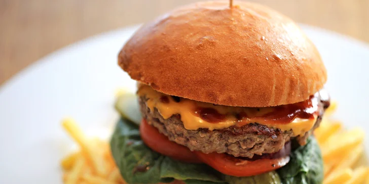 Maxi burger a slaninové hranolky na Kampě s krásným výhledem na Karlův most
