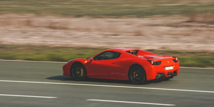 Jízda ve Ferrari, Lamborghini, Nissanu, Aston Martinu nebo Porsche a simulátor Škoda Fabia WRC