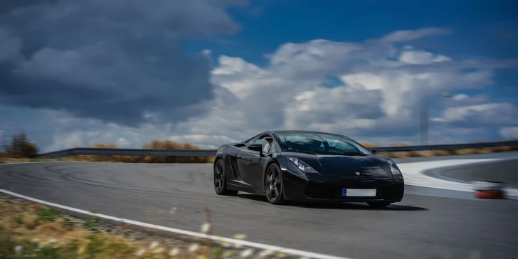 Jízda ve Ferrari, Lamborghini, Nissanu, Aston Martinu nebo Porsche a simulátor Škoda Fabia WRC