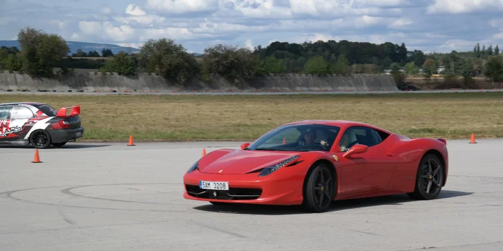 20minutová jízda v supersportu: osedlejte Ferrari, Porsche, Lamborghini a mnoho jiných