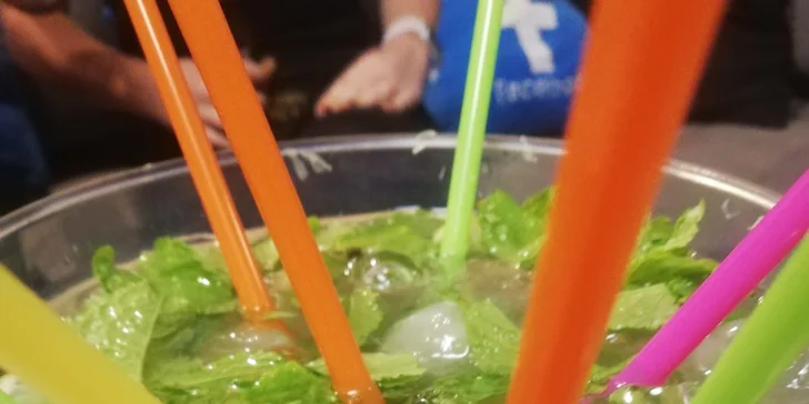 Drinky nebo párty kýbl pro 2 i pro partu a vodní dýmka s ovocem
