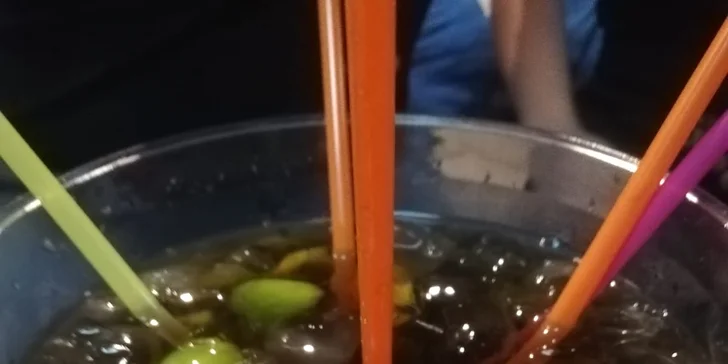 Drinky nebo párty kýbl pro 2 i pro partu a vodní dýmka s ovocem