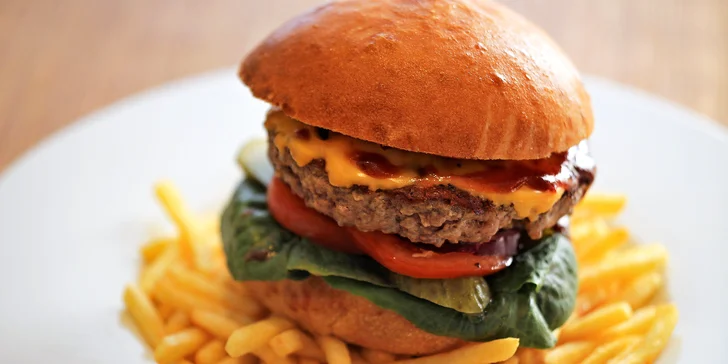 Maxi burger a slaninové hranolky na Kampě s krásným výhledem na Karlův most