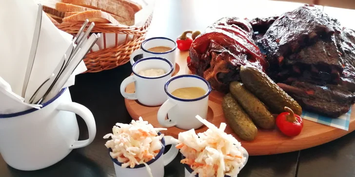 1 kg zauzeného vepřového kolena, 1,2 kg BBQ žeber a přílohy pro 3–4 osoby