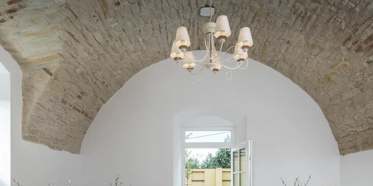 Rodinná usedlost za Prahou: designové ubytování, snídaně i degustační set