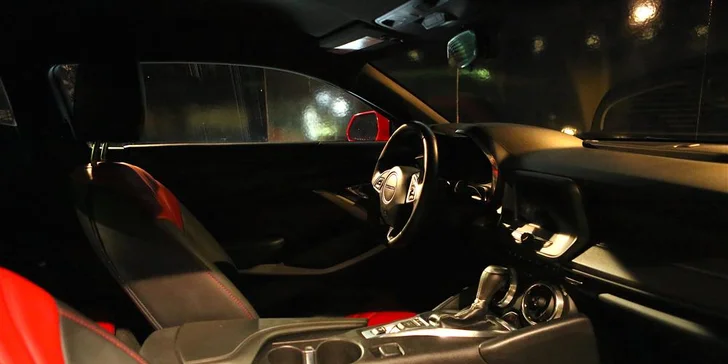 Zapůjčení nejnovějšího luxusního sporťáku Chevrolet Camaro na den nebo na víkend