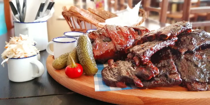 1 kg zauzeného vepřového kolena, 1,2 kg BBQ žeber a přílohy pro 3–4 osoby
