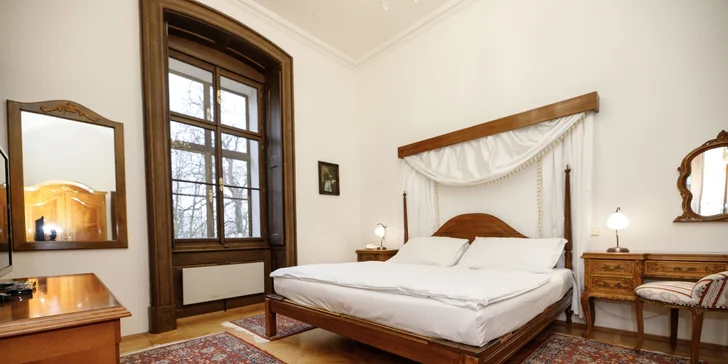 Stěny zdobí repliky holandských mistrů (na fotce pokoj De Luxe).