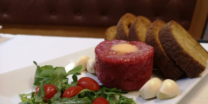 Hostina pro až 3 milovníky masa: Hovězí tatarák nebo masové plato